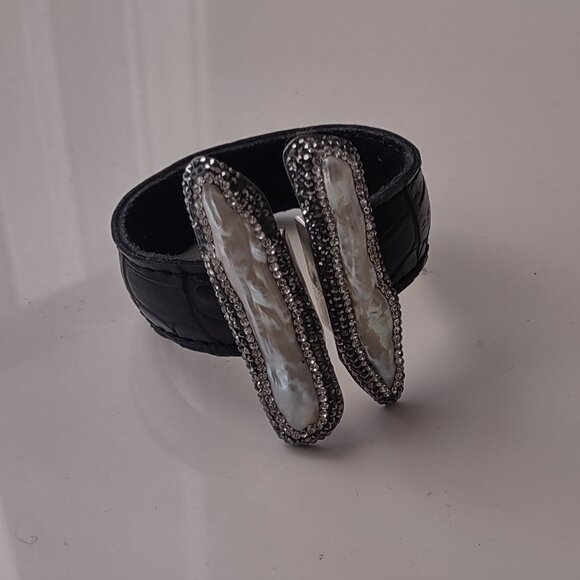 VINTAGE .925 STERLING SILVER LEATHER BAND PEARL CUFF BRACELET - Picture 3 of 14